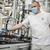 'Škoda' atsāk ražošanu trijās rūpnīcās Čehijā
