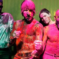 'Red Hot Chili Peppers' uzstāsies Rīgā ar iespaidīgu koncertu Daugavas krastā