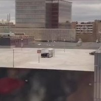 Video: BMW driftē uz tirdzniecības centra jumta Skanstē