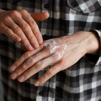 Как избежать проблем с кожей, к которым может привести частое мытье рук, использование дезинфекторов и перчаток