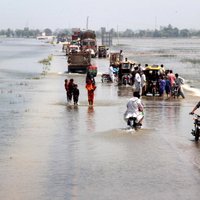 "Катастрофа невообразимых масштабов": треть Пакистана под водой, 33 млн пострадали