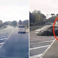 Video: Baltezerā motociklists apdzīšanas laikā ietriecas 'Volvo' sānos