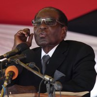 Ilggadējais Zimbabves vadonis negrasās atkāpties; valstī turpinās krīze