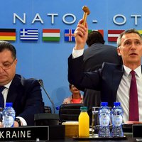 NATO palīdzēs Ukrainai cīnīties pret hibrīdkara elementiem, paziņo Stoltenbergs