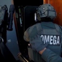 Video: 'Rolex' un luksusa mašīnas – 'Omega' Pierīgā aiztur starptautiskus narkodīlerus