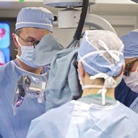 Atveseļojusies Latvijā pirmā paciente, kurai pieres kauls aizvietots ar trīsdimensiju implantu