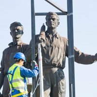 Foto: Viļņā demontē padomju darbaļaužu, studentu un karavīru statujas