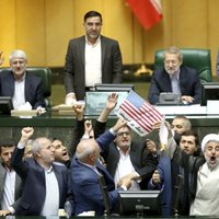 Foto: Irānas parlamentā sadedzina ASV karogu un kodolvienošanās kopiju
