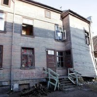 ФОТО: В Торнякалнсе частично обрушился дом, эвакуированы 16 человек