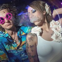 Rīgas šikākajā klubā ļaudis dzīro hipiju ballītē