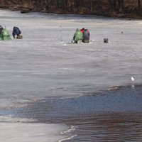 Stundas laikā trīs reizes VUGD steidz palīgā cilvēkiem uz ledus