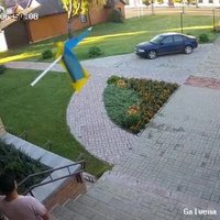 Video: Jēkabpilī vīri norauj Ukrainas karogu; policija viņus izsludina meklēšanā