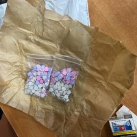 Policija Iļģuciemā aiztur jaunieti ar 200 MDMA tabletēm