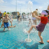 Ziepju burbuļu salūts un strūklakas – Rīgas centrā atklāts vērienīgs bērnu rotaļlaukums