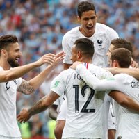 Francijas futbolisti pieveic Urugvaju un iekļūst Pasaules kausa pusfinālā