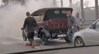 Video: Pārdaugavā aizdegusies pirmskara automašīna
