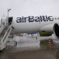 Foto: Lidmašīnas datora kļūmes dēļ aptur 'airBaltic' reisu no Minhenes uz Rīgu