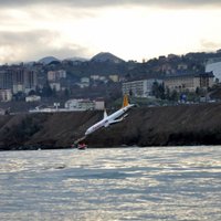 Turcijā lidmašīna noskrien no skrejceļa un iestrēgst dubļos pie Melnās jūras