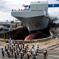 Video: Britu jaunais milzis 'HMS Prince of Wales' miglā pamet doku