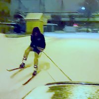 Video: Ekstrēmais slēpotājs virvē aiz auto pa Rīgas sniegotajām ielām