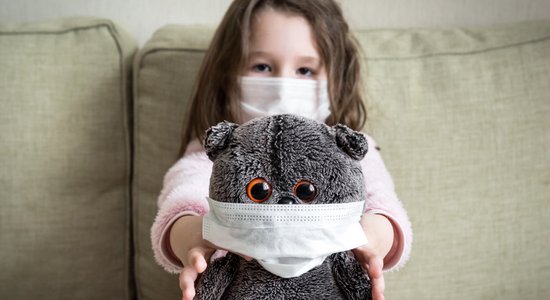 Ни один ребенок не умер, но почти каждый заболеет. Латвийские специалисты об омикроне и прививках
