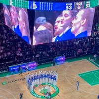 Noskaties! Koris 'Kamēr…' sajūsmina basketbola fanus Porziņģa 'Celtics' spēles pārtraukumā