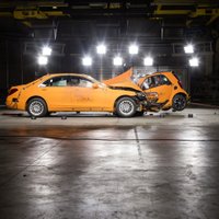 Video: 'Mercedes' S-klases frontālā sadursme ar jauno 'smart'