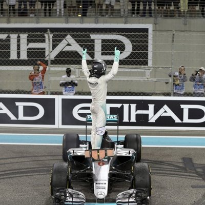 Rosbergs F-1 sezonas pēdējā posmā nodrošina savu pirmo pasaules čempiona titulu