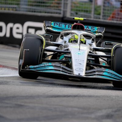 'Mercedes' un 'Ferrari' piloti ātrākie Singapūras 'Grand Prix' pirmajos divos treniņos