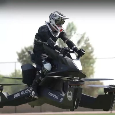 Video: Dubaijas policija saņēmusi pirmo 'lidojošo motociklu'