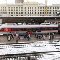 Foto: Pirmais pasažieru vilciens no Viļņas ieradies Rīgas stacijā