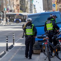 Parkojas uz ietvēm, piegādes vietās – velopatruļas Rīgā kontrolēs auto novietošanu