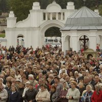 ФОТО: В Аглоне на крупнейший религиозный праздник собрались тысячи паломников