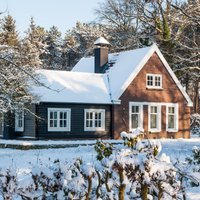Первый снег и чистка крыши: на что нужно обратить внимание и чего избегать