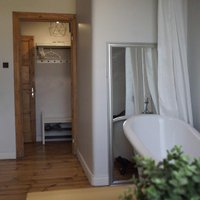 ФОТО. С ванной на кухне: необычно меблированная квартира с видом на стадион "Даугава"
