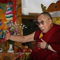 Ķīna 'apklusinās' Dalailamas balsi Tibetā