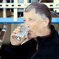 Video: Bils Geitss dzer ūdeni, kas iegūts no cilvēku ekskrementiem