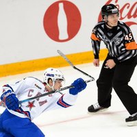 ВИДЕО: Выброшенная на лед бутылка тренером "Локомотива" позволила СКА вытащить игру