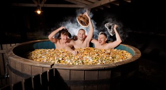 70 кило колбасы и 115 кило картошки: блогеры приготовили самый большой салат в Латвии