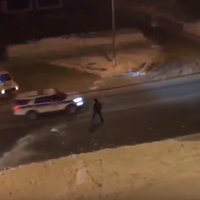 Video: Krievijā policisti pakaļdzīšanās laikā auto mēģina apturēt ar sniega pikām