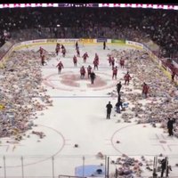 Video: Hokeja līdzjutēji samet uz ledus 26 tūkstošus plīša lācīšu