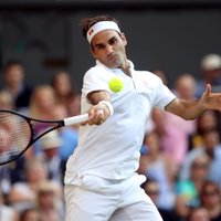 Tenisa dūžu duelī Federers fantastiskā cīņā pieveic Nadalu un 12. reizi spēlēs Vimbldonas finālā