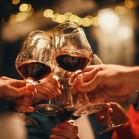 Alkohols svētkos – kā izvairīties no piedzeršanās, vēdera problēmām un paģirām