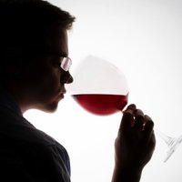 'Apmānīt var jebkuru' - vīna eksperts Jānis Kaļķis komentē vīnzinības patiesumu