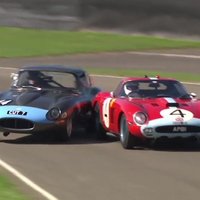 Video: 'Jaguar' izvairās no sadursmes ar 35 miljonu eiro 'Ferrari', bet tas pēc tam avarē pats