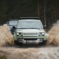 Jauno 'Land Rover Defender' karavāna izmēģinājusi apvidus braukšanu Vidzemē