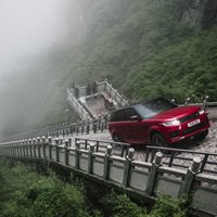 Video: 'Range Rover' hibrīds Ķīnā pa kāpnēm sasniedzis Debesu vārtu virsotni