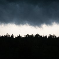 Brīdina par pērkona negaisu Latvijas austrumos, Madonā novērots virpuļviesulis