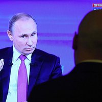 Второй внук, болезнь отца, покупка машины: Путин провел 15-ю прямую линию с россиянами