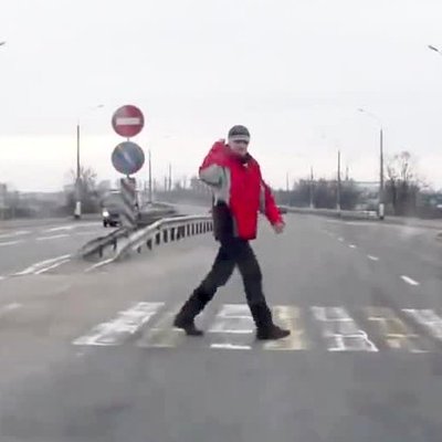 Video: Krievijā gājēji pateicībā bučo pat auto motora pārsegu